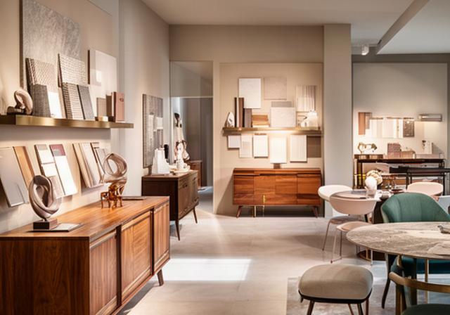 Showroom di Valente Mobili con collezioni di mobili italiani e campioni di materiali